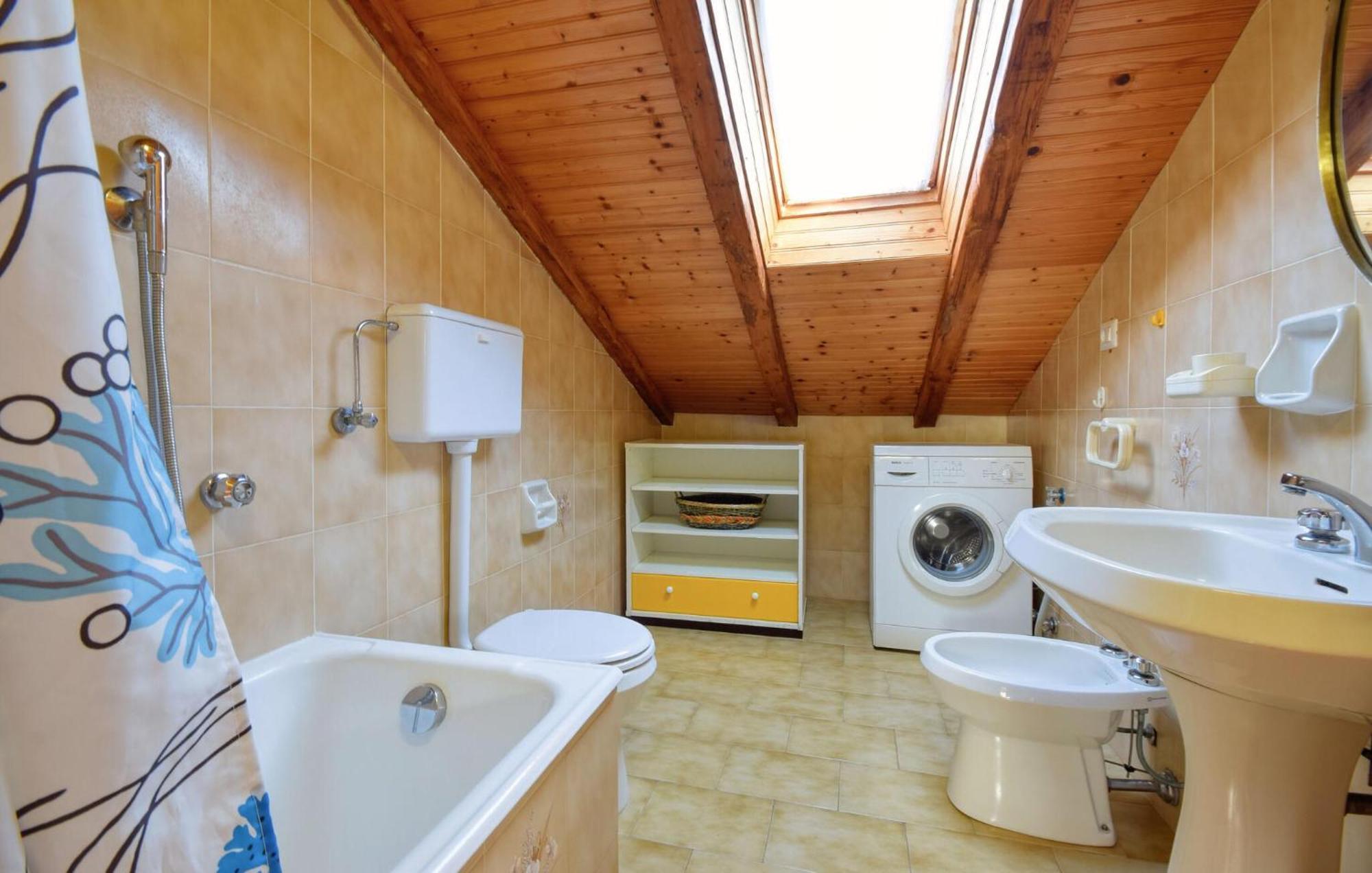 2 Bedroom Stunning Apartment In Moneglia Esterno foto