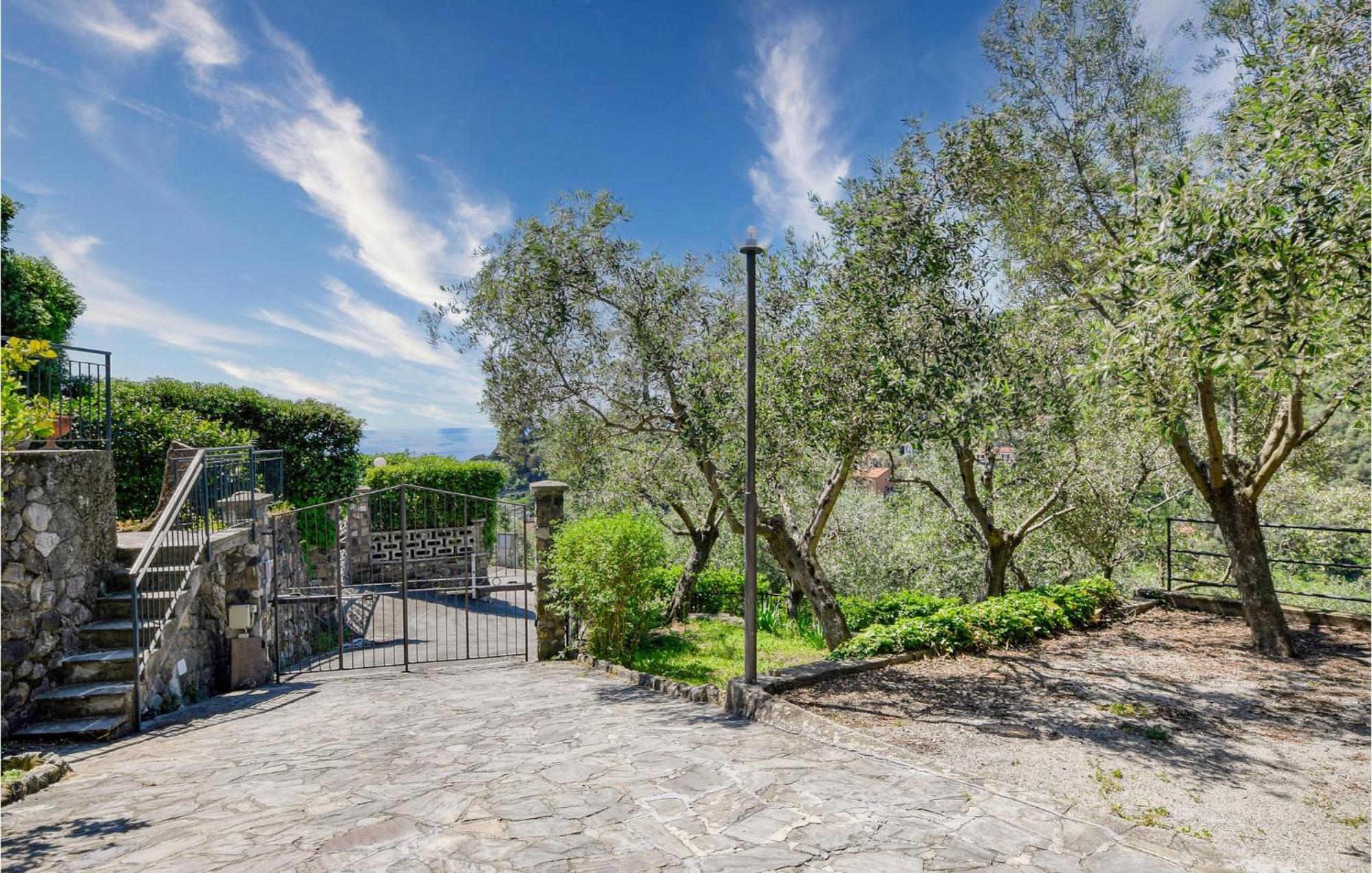 2 Bedroom Stunning Apartment In Moneglia Esterno foto